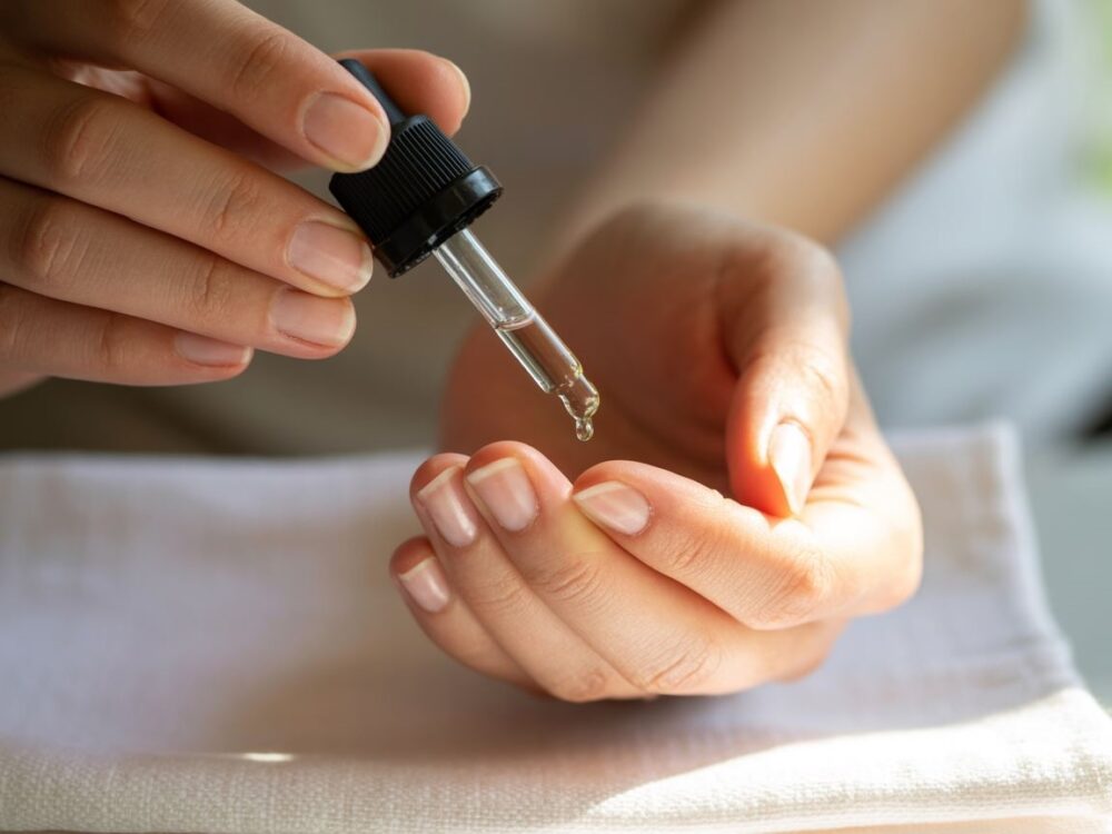 aplikacja olejku herbacianego na paznokcie