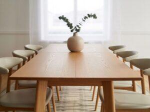 aranżacja jadalni z dębowym stołem