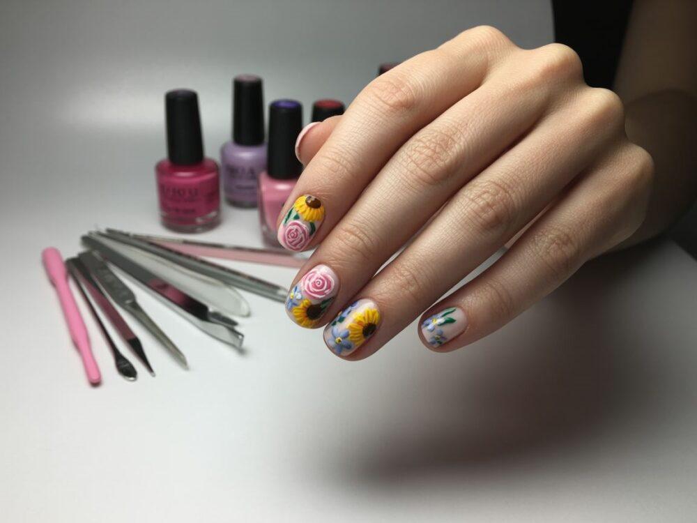 artystyczny manicure z kwiatami