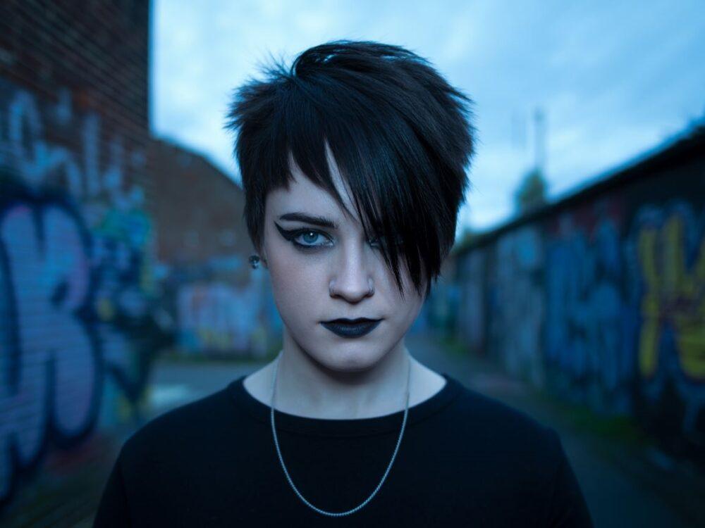 czarne włosy z grzywką