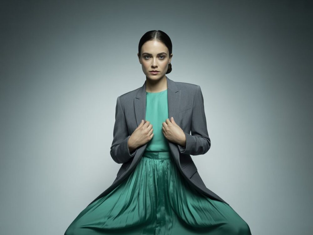 elegancka kobieta w żakiecie i sukience