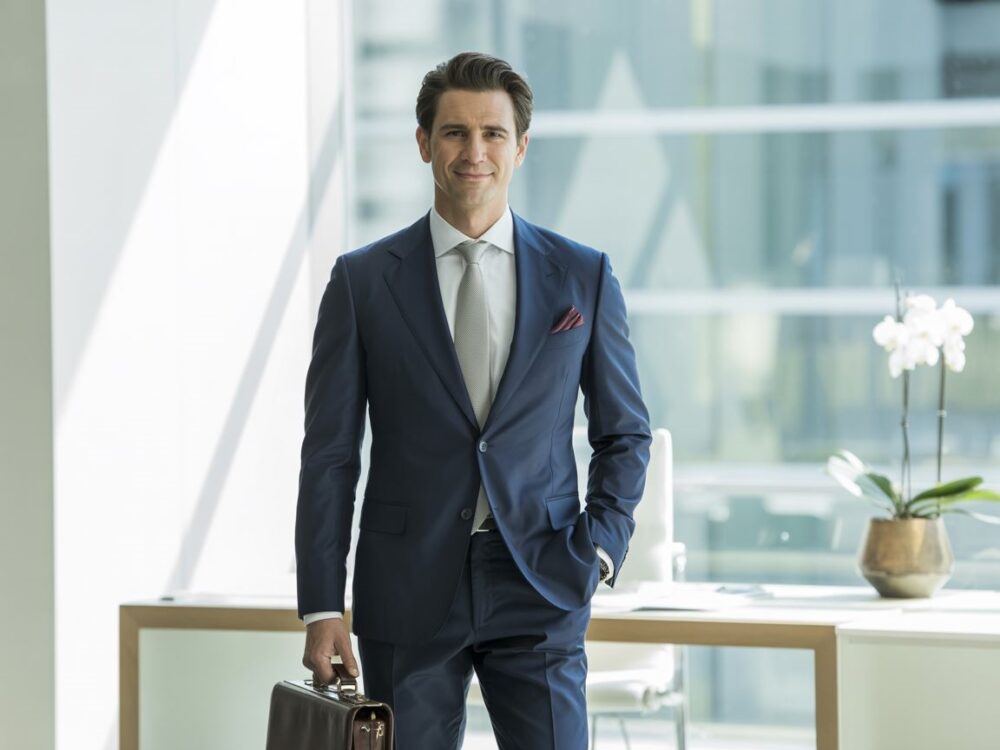 elegancki mężczyzna w koszuli i garniturze