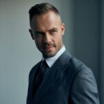 fryzura na wysokie czoło