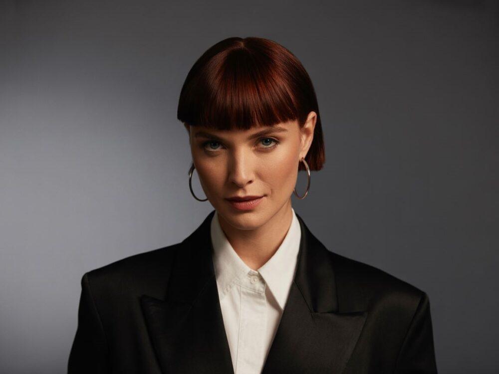 kobieta z szerokimi ramionami i modną fryzurą