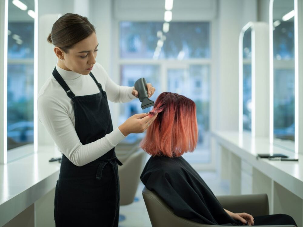 koloryzacja włosów w salonie