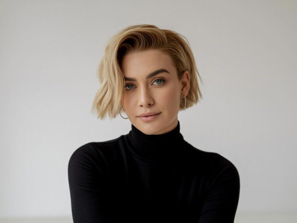 krótka blond fryzura