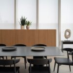 krzesła przy ścianie z ochroną