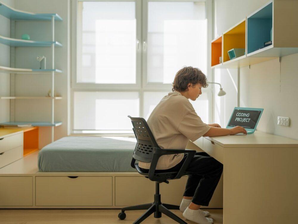 łóżko i regały w pokoju