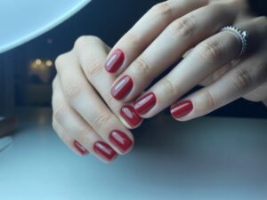 malowanie białych końcówek paznokci