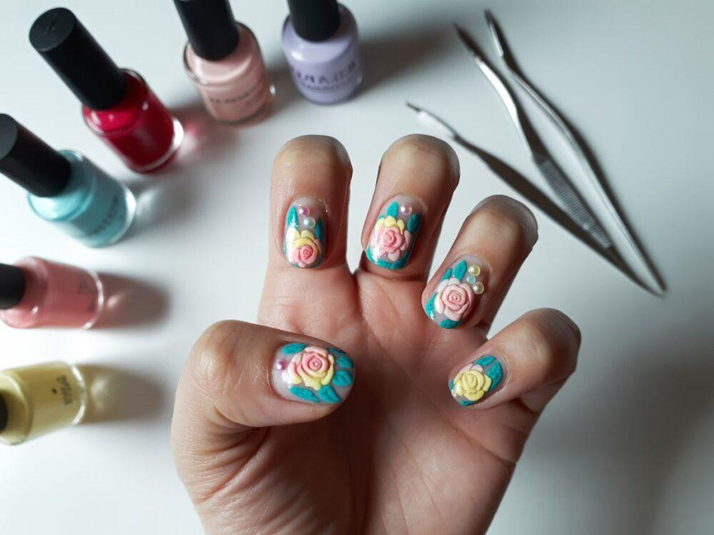 malowanie kwiatów na paznokciach