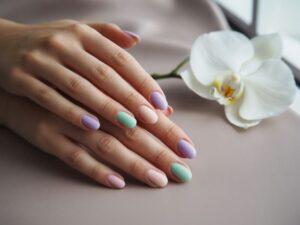 manicure w delikatnych kolorach
