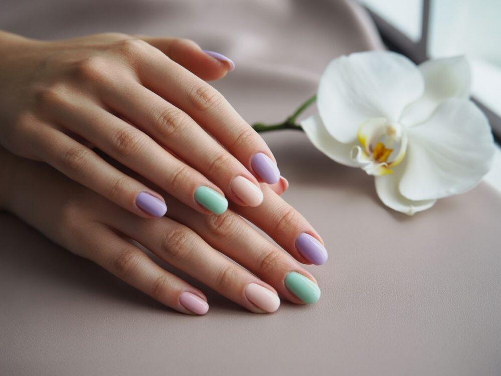 manicure w delikatnych kolorach