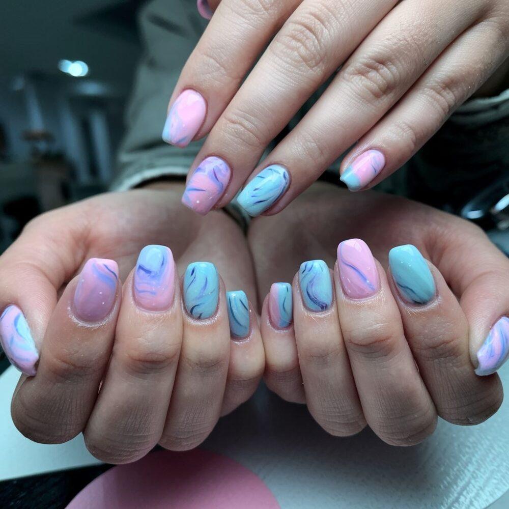manicure z efektem marmuru