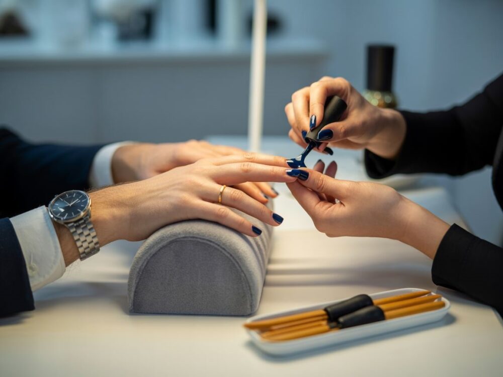 męskie dłonie manicure