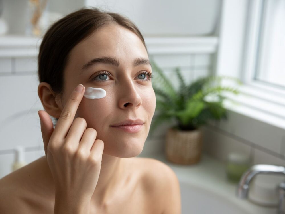 nakładanie kremu pod oczy