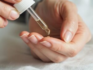 naturalny olejek na paznokciach