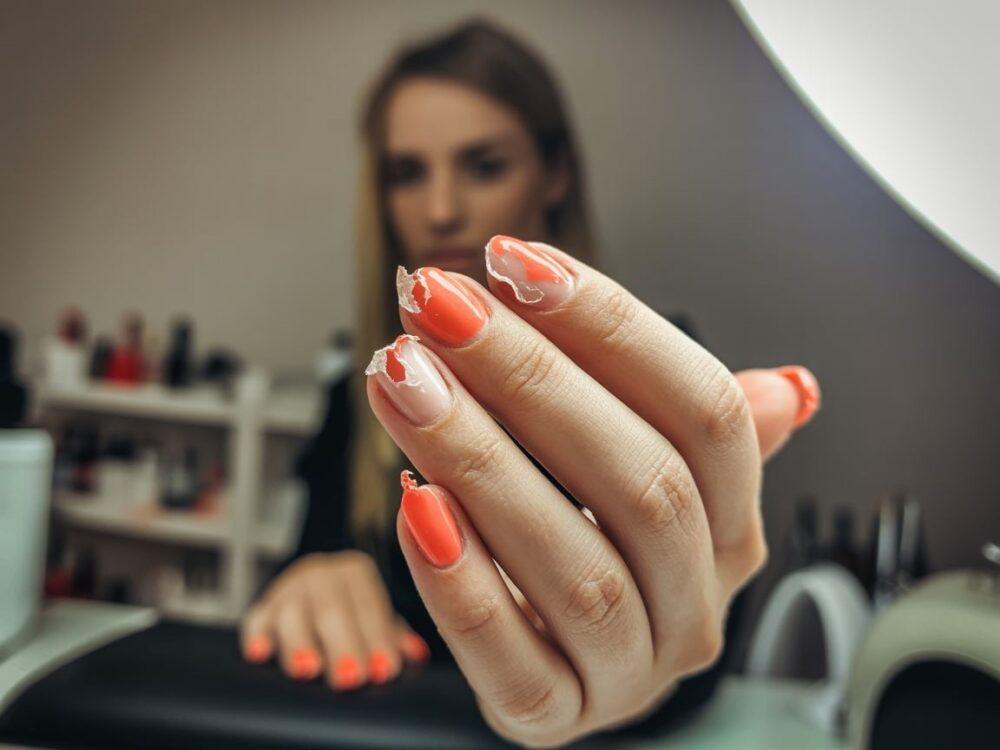 odklejone paznokcie żelowe