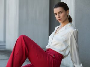 outfit z białą bluzką i czerwonymi spodniami