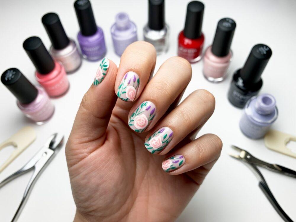 paznokcie z motywem kwiatowym