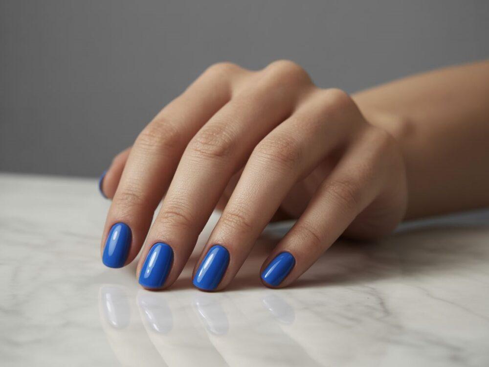paznokcie z niebieskim lakierem