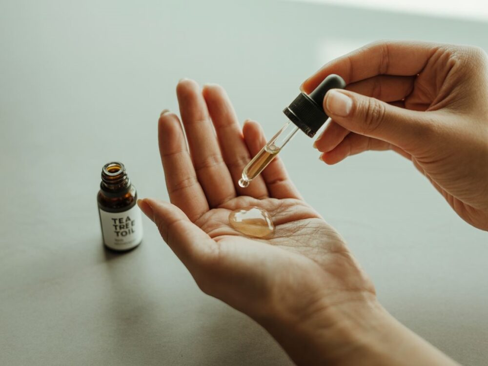 pielęgnacja paznokci olejkiem herbacianym