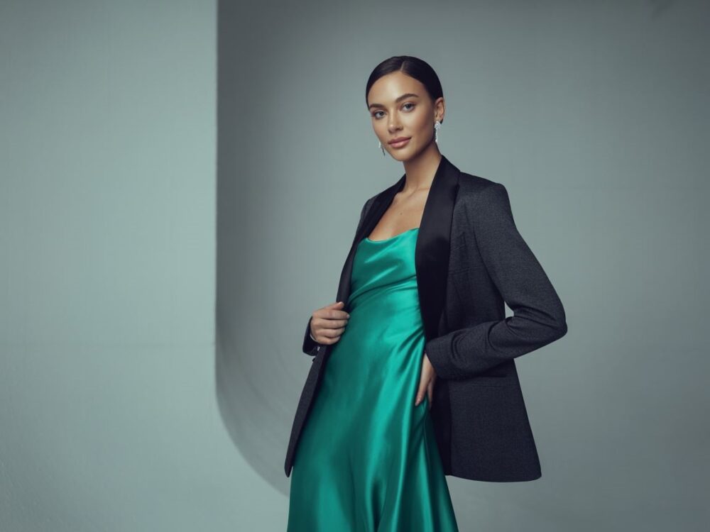 stylizacja z długą sukienką i żakietem